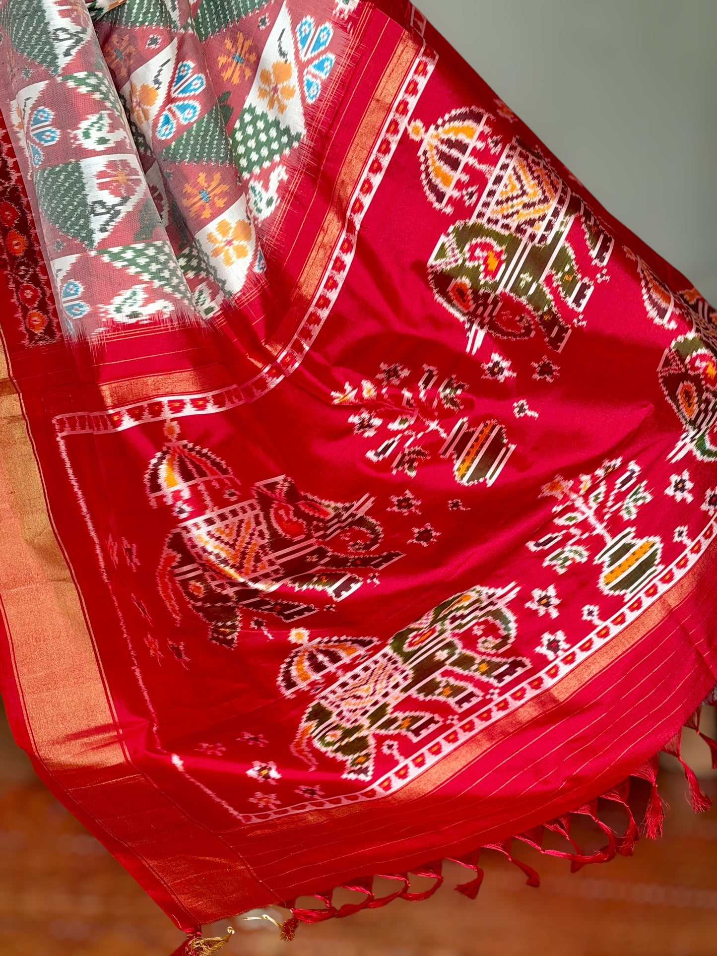 White Red combination Four figure Pochampally handwoven (patola)ikat pure silk saree| offwhite base| Sweta