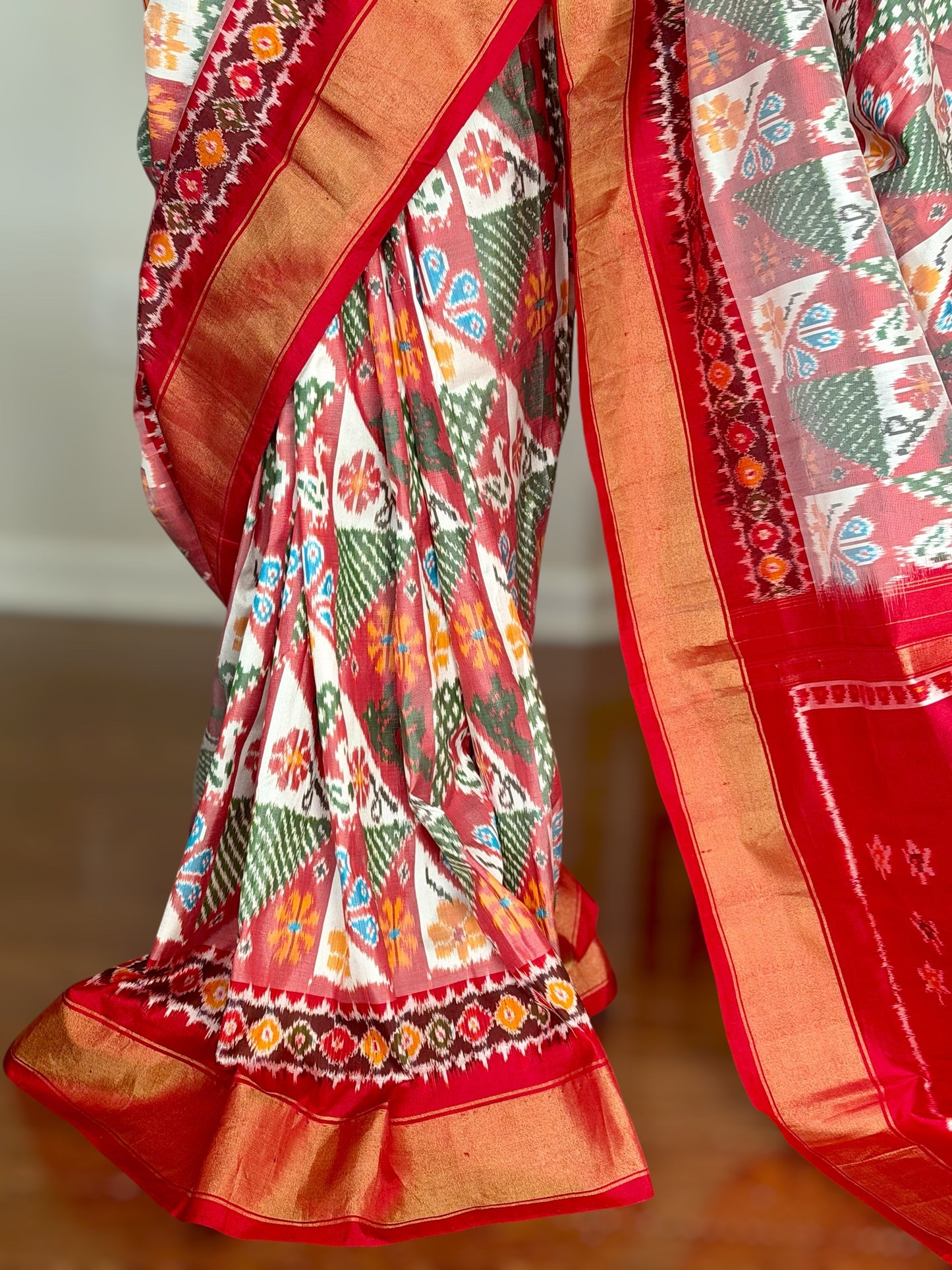 White Red combination Four figure Pochampally handwoven (patola)ikat pure silk saree| offwhite base| Sweta