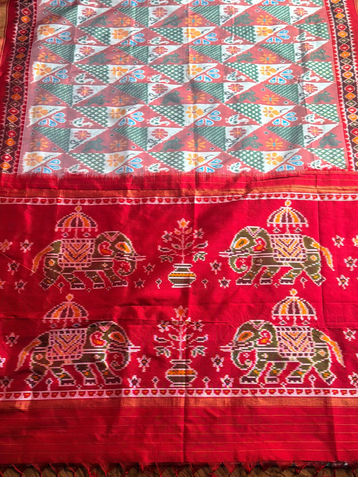 White Red combination Four figure Pochampally handwoven (patola)ikat pure silk saree| offwhite base| Sweta