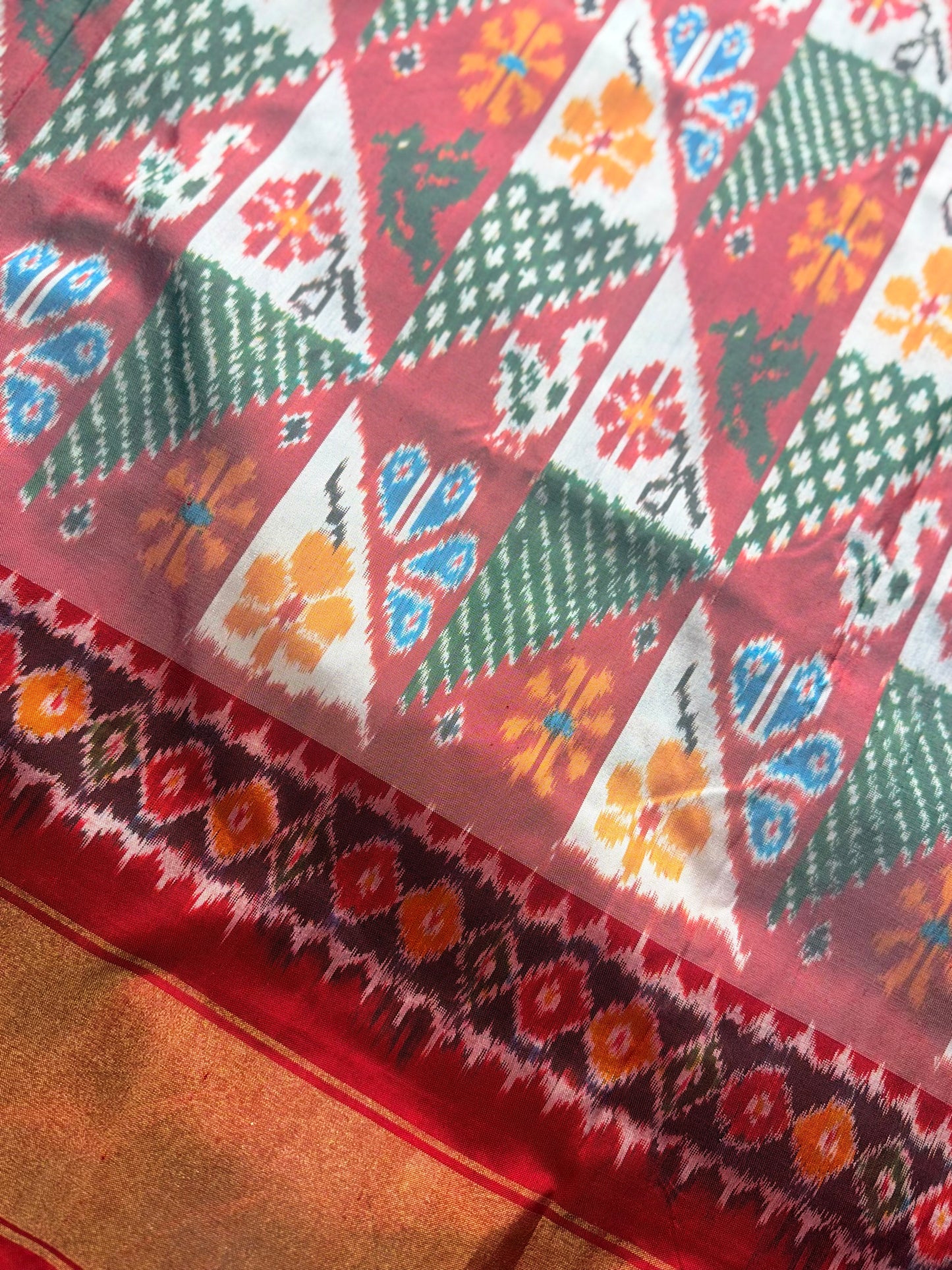 White Red combination Four figure Pochampally handwoven (patola)ikat pure silk saree| offwhite base| Sweta