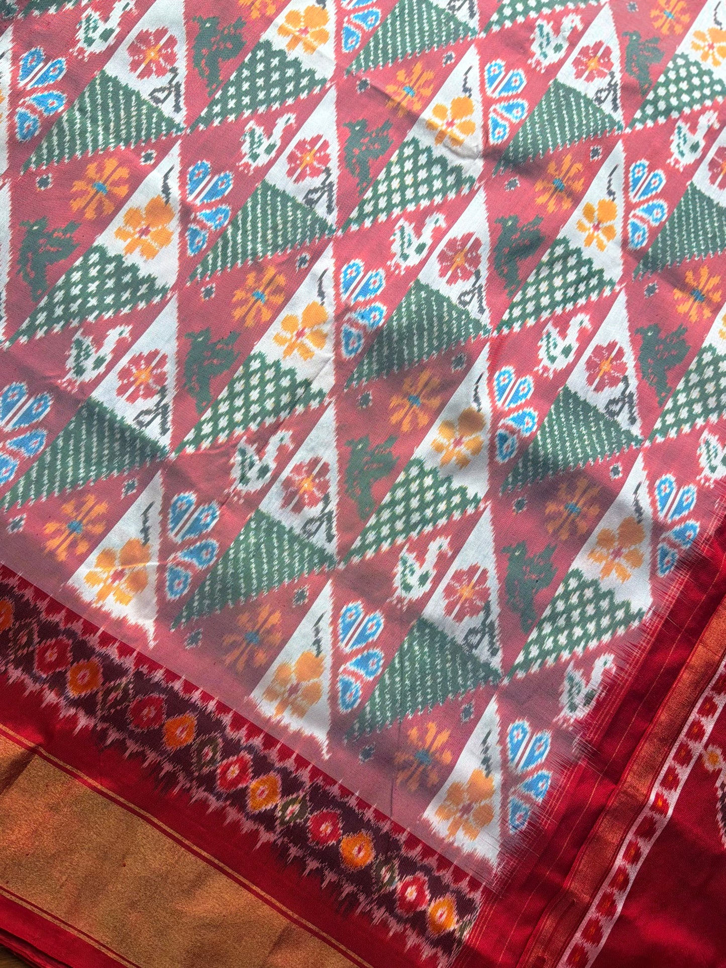 White Red combination Four figure Pochampally handwoven (patola)ikat pure silk saree| offwhite base| Sweta