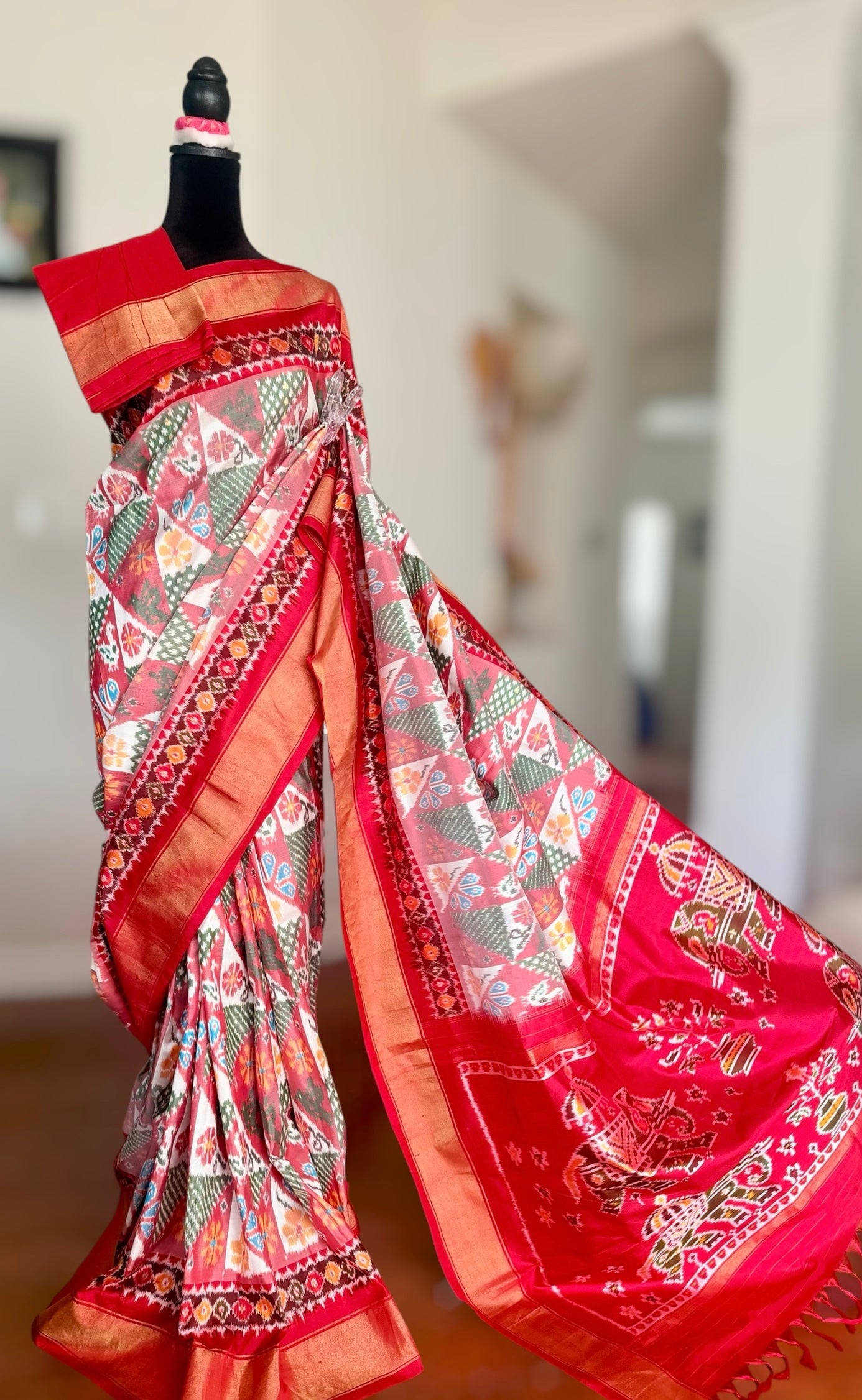 White Red combination Four figure Pochampally handwoven (patola)ikat pure silk saree| offwhite base| Sweta