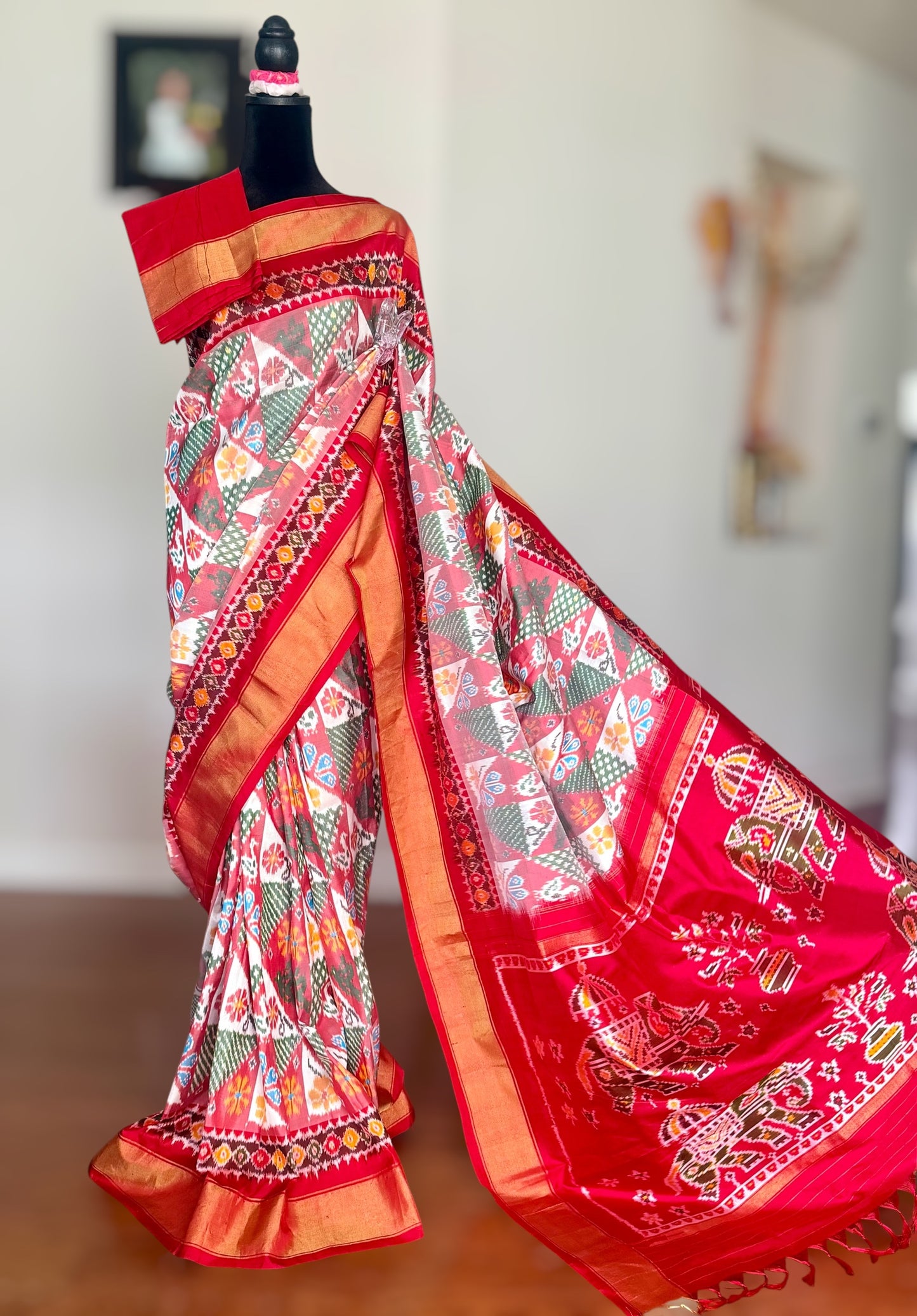 White Red combination Four figure Pochampally handwoven (patola)ikat pure silk saree| offwhite base| Sweta